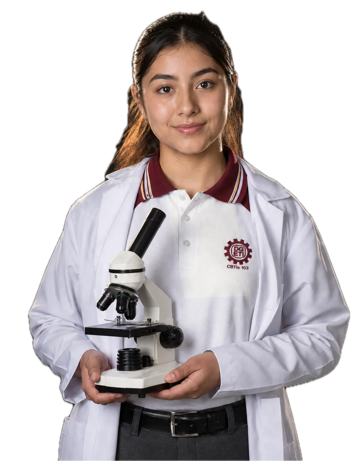 Alumna del CBTIS 103 con bata de laboratorio sosteniendo un microscopio